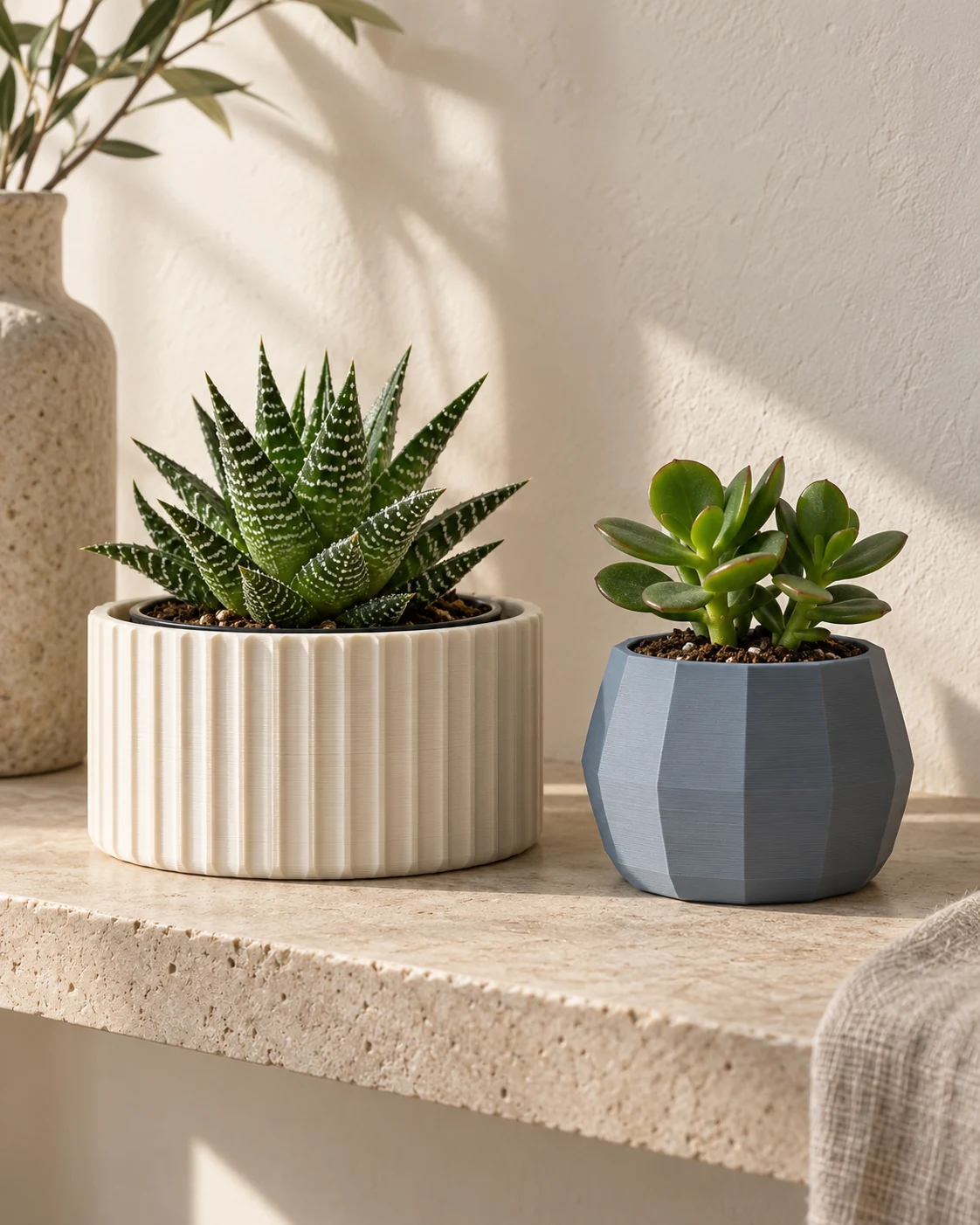 İç saksılarla kullanılan iki dekoratif 3D baskı dış saksı.