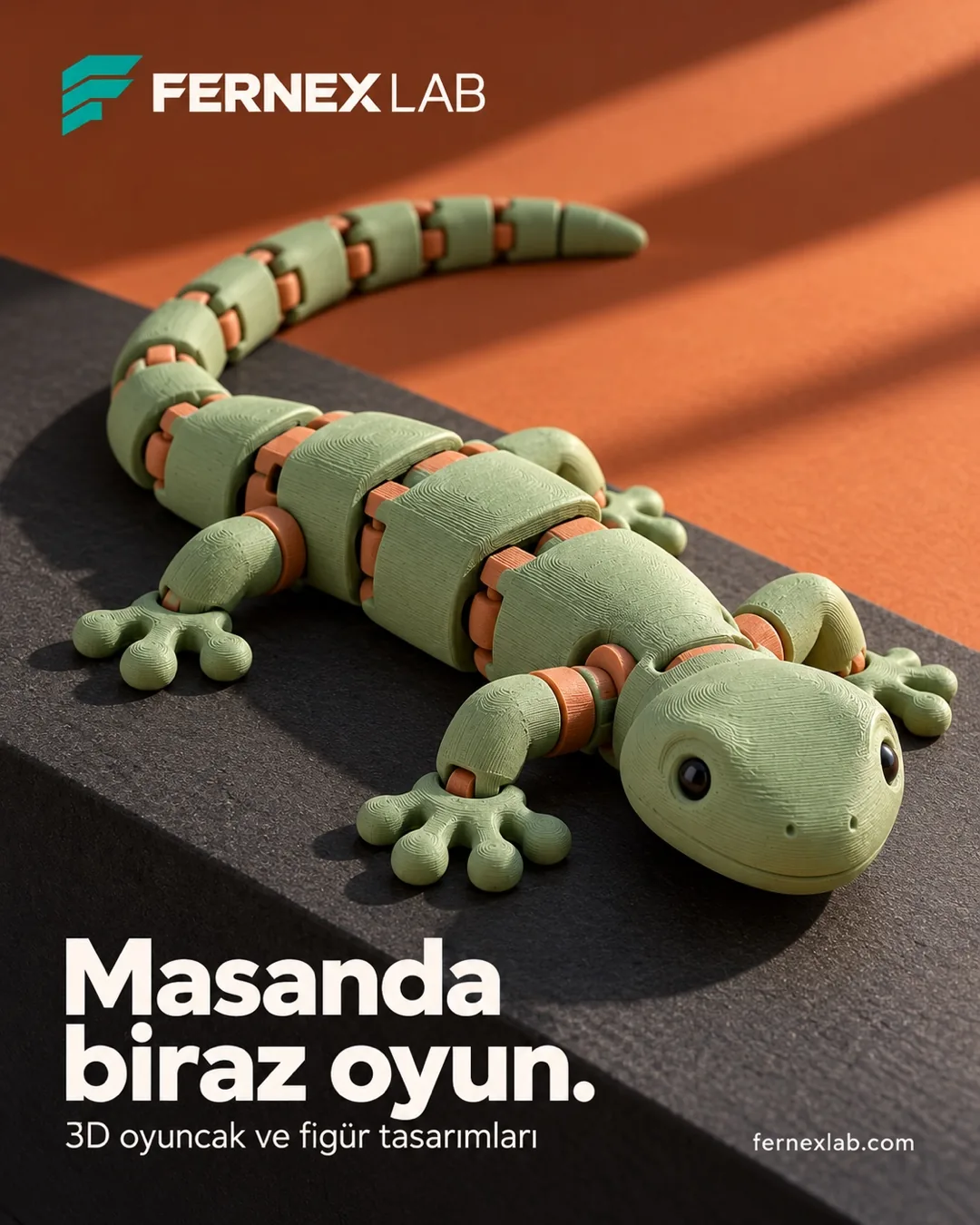A sage-green articulated gecko figure on an orange backdrop; Turkish headline “A little play on your desk — 3D toy and figure designs”.